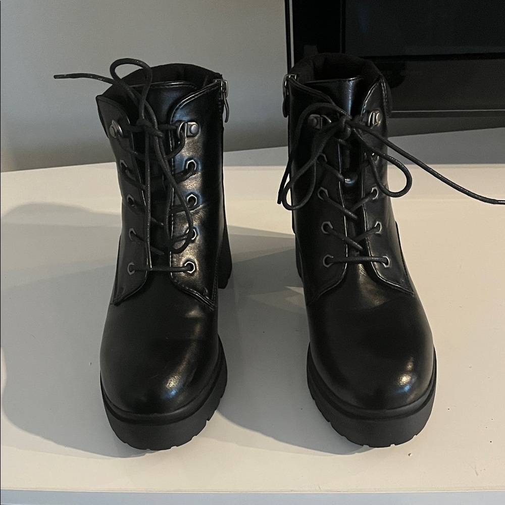 Cushionaire Women’s Remy Lace Up Classic Black Leather Combat And Moto Boots - Picture 1 of 14